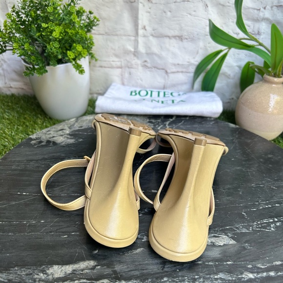 BOTTEGA VENETA 
USD 1100
STRETCH SANDAL Wedge
LOUNGE NAPPA
CANE SUGAR  38 US 8 - Picture 15 of 16